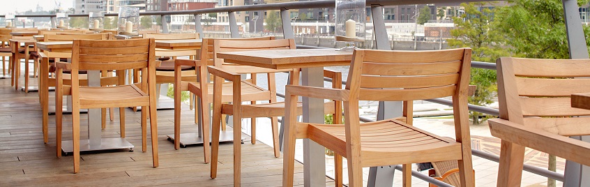 Chaises et tables pour restaurant