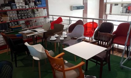Chaises et tables pour café et restaurants au Maroc