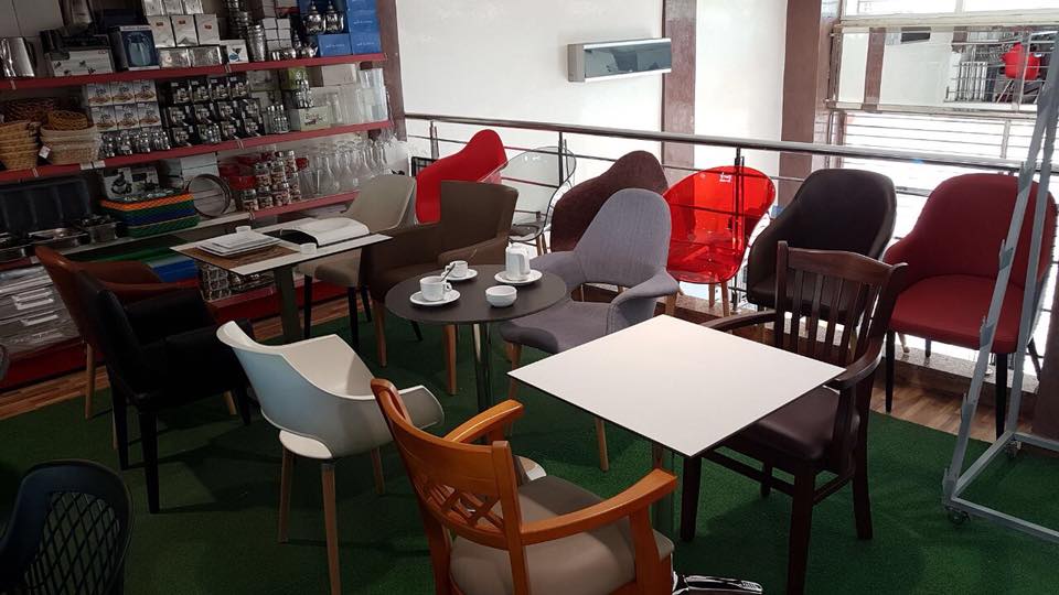 Chaises et tables pour café et restaurants au Maroc